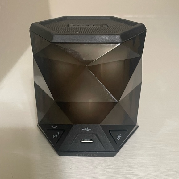 iHome iBT68 Small Color Changing Home Speaker - Picture 4 of 5